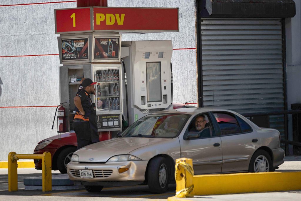 Venezuela deja de lado modelo estatista para recuperar su potente industria petrolera