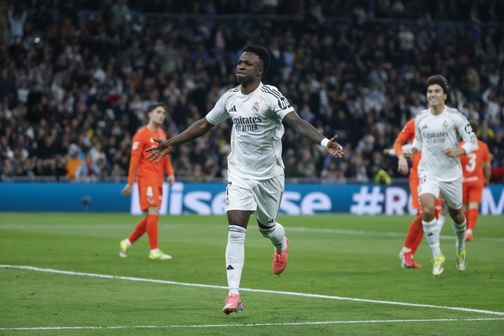 Vinícius fulminó a la Real Sociedad y dejó al Real Madrid como líder provisional