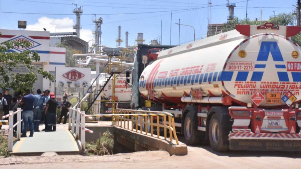 YPFB dice que adjudicó a Trafigura por ofertar ‘menor precio’ y revisa documentación YPFB anuncia WhatsApp para registrar fallas por gasolina