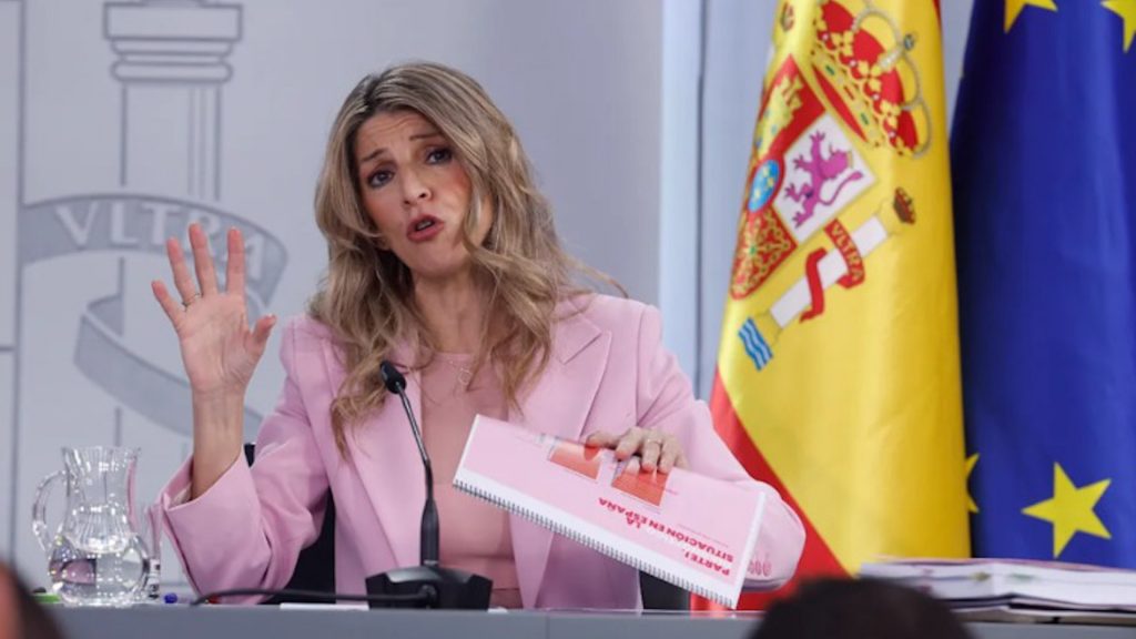 Yolanda Díaz se arremete contra Garamendi porque "cobra 23 veces el SMI" y anuncia un plan para "democratizar las empresas" Yolanda Díaz se arremete contra Garamendi porque "cobra 23 veces el SMI" y anuncia un plan para "democratizar las empresas"