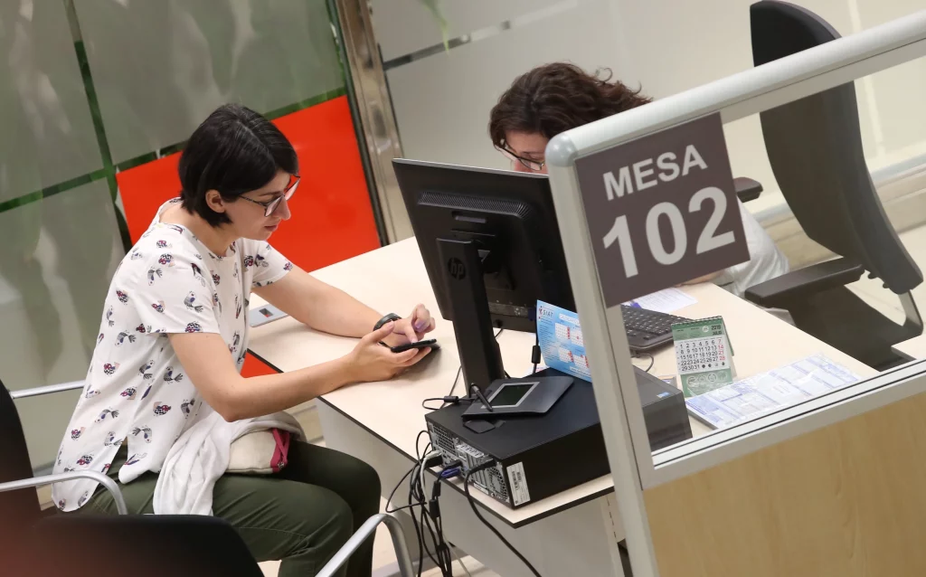 comprueba si te sale a pagar oa devolver