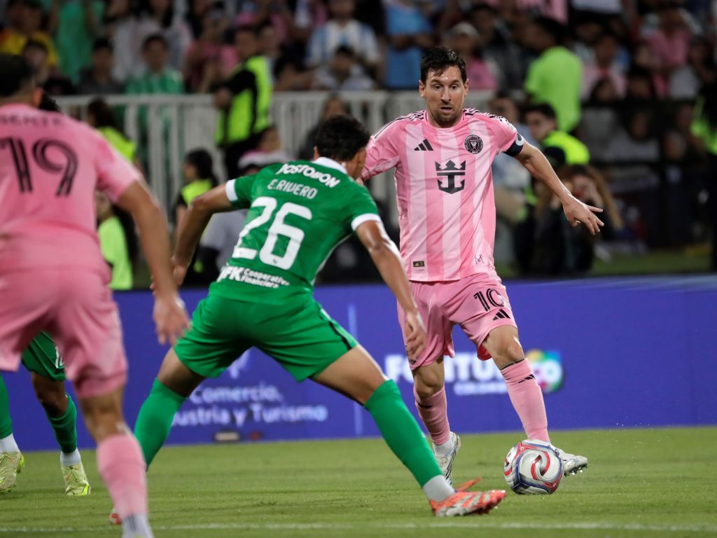 "cumbre" con Higuita, tiro en el palo, ovación y remontada de Inter Miami ante Atlético Nacional