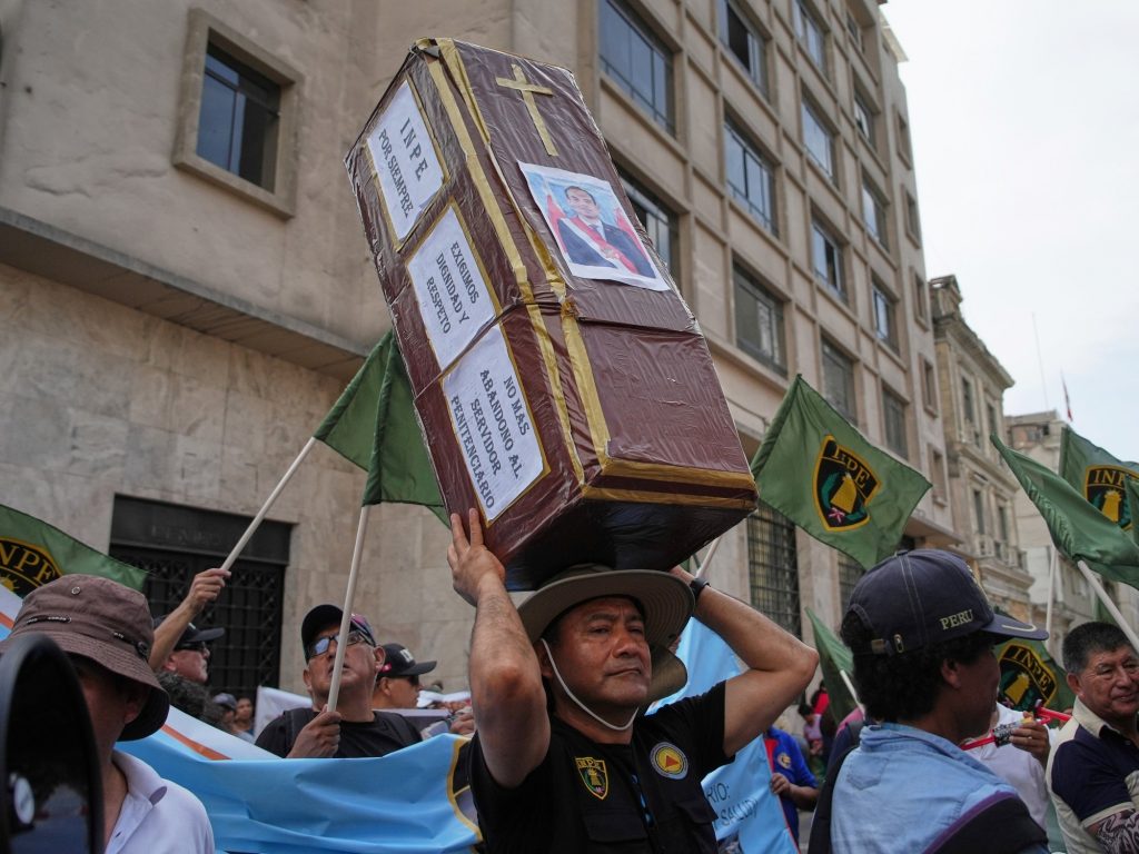 en Perú hablan de "caída cantada", pero cuestionan la destitución "expresa" del presidente