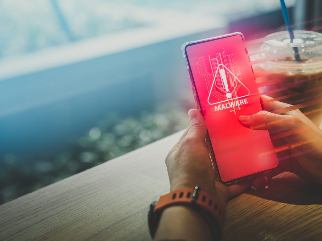 esconde un malware que usa IA para tomar el control del celular esconde un malware que usa IA para tomar el control del celular
