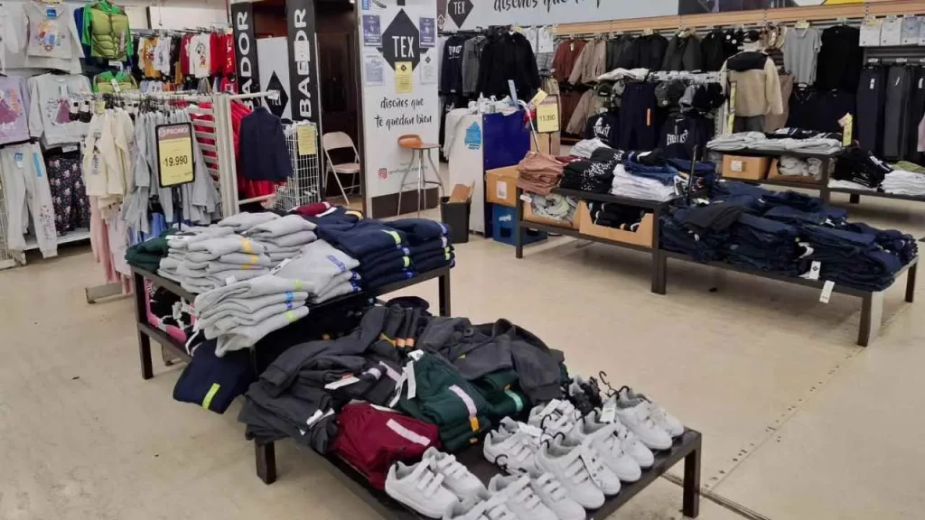 hay zapatillas, buzos y remeras desde $8.000