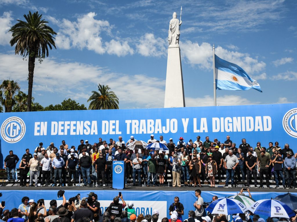 la CGT amenaza con un paro general y crecen las diferencias en el oficialismo