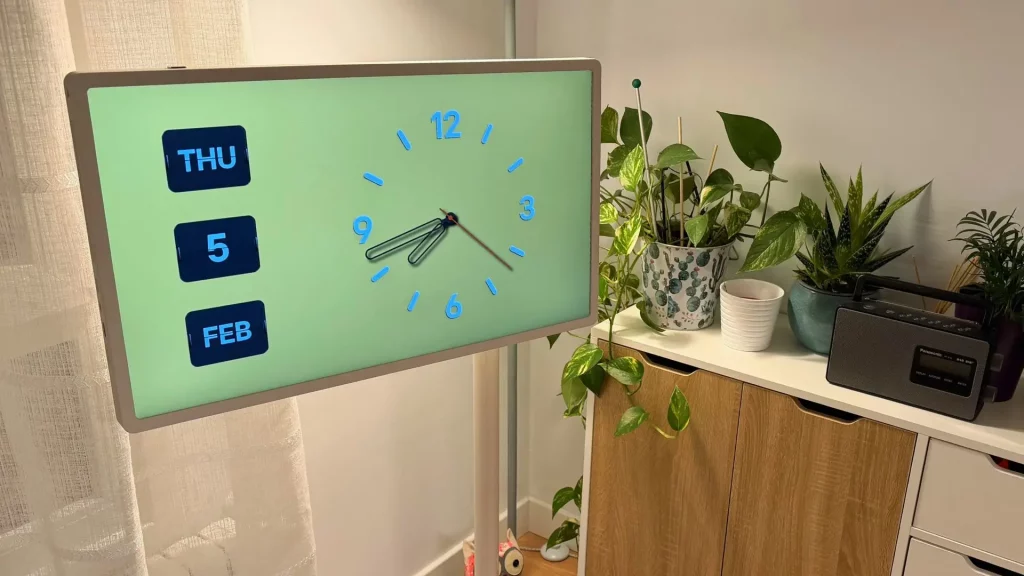 la pantalla portátil con ruedas que lleva la tele a cualquier habitación