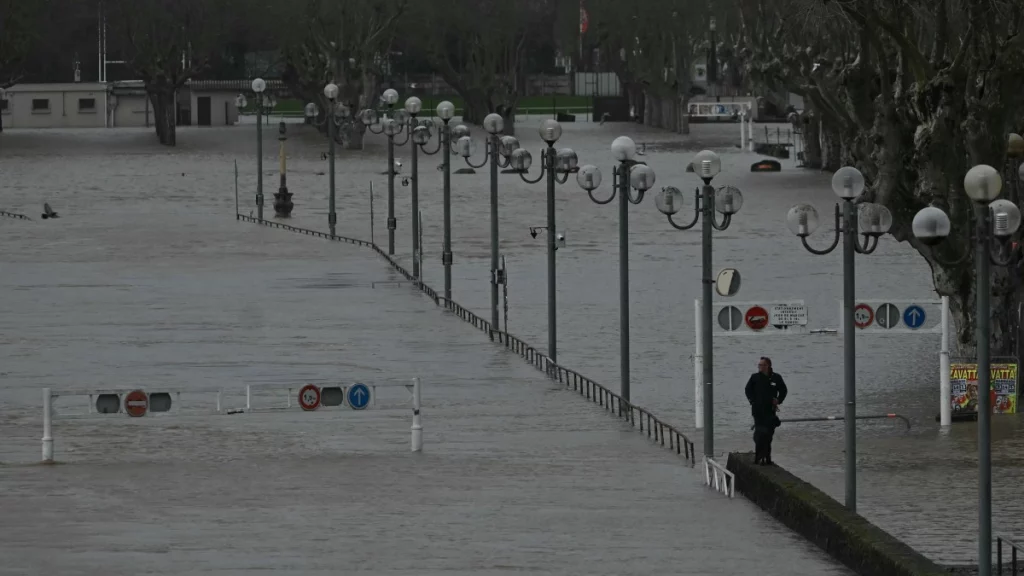 la tormenta Nils deja al menos un muerto y más de 900.000 hogares sin luz; crece la alerta en España la tormenta Nils deja al menos un muerto y más de 900.000 hogares sin luz; crece la alerta en España