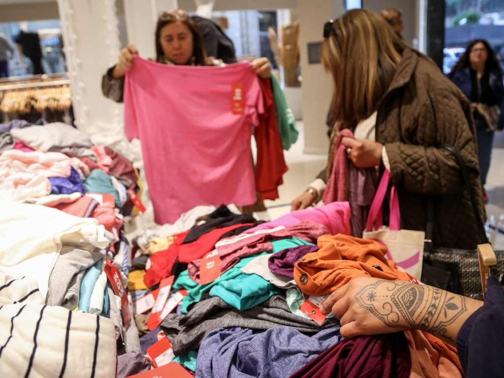 los textiles reaccionan contra la embestida del Gobierno y dicen que los funcionarios "son parte de la casta"