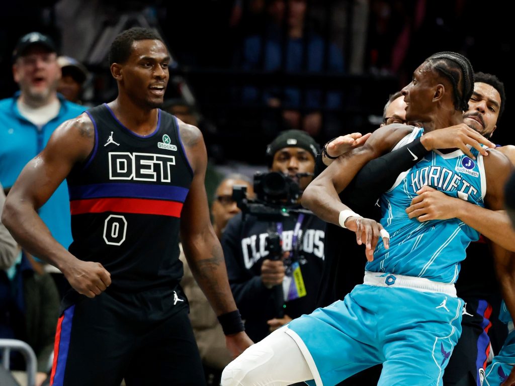 piñas, corridas y varios expulsados ​​en el choque entre Charlotte y Detroit