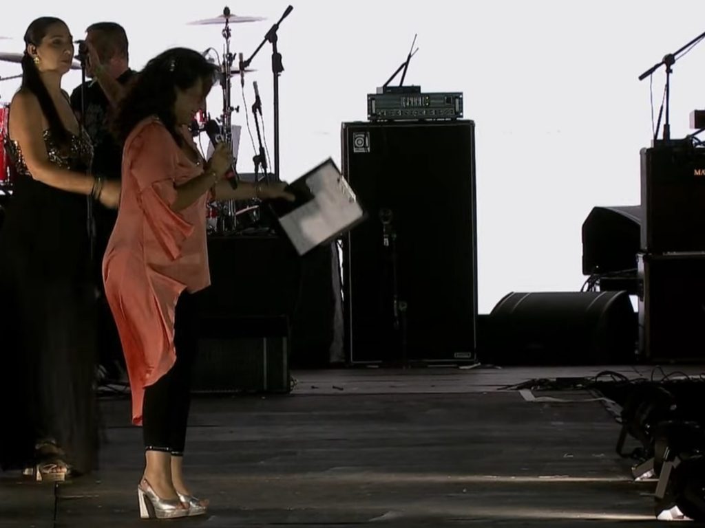 una presentadora leyó un cartel con un insulto hacia Javier Milei