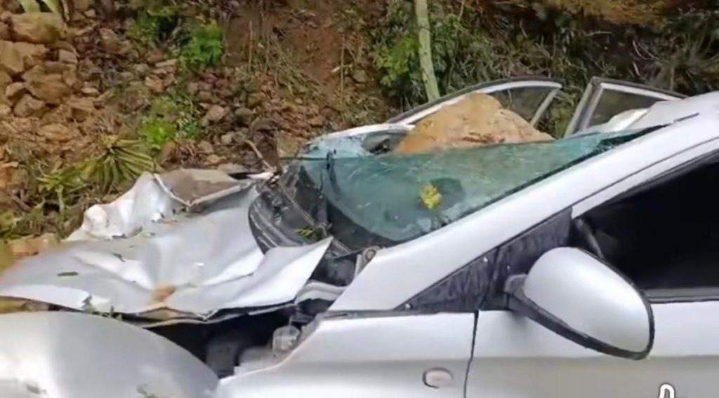 ¡CASI LOS MATA! Rocas aplastan auto y sus ocupantes se salvan de milagro (VIDEO)