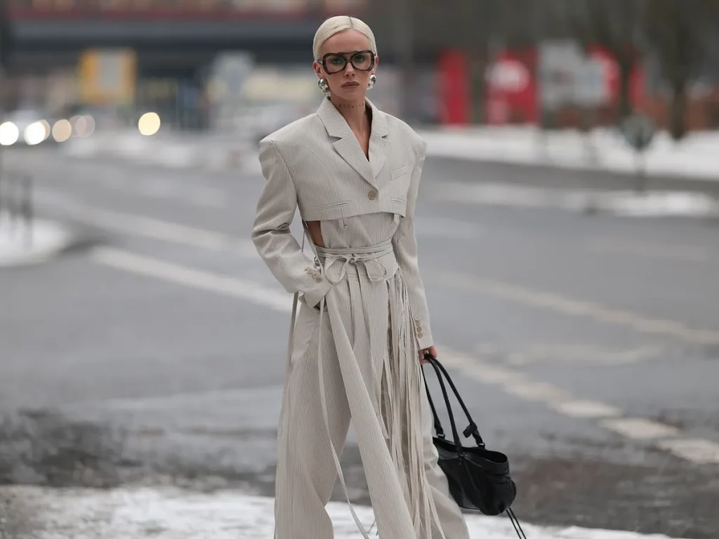 ¿Está en crisis la creatividad en el mundo del lujo? Por qué el regreso de hits del pasado como los zapatos Rockstud de Valentino o el bolso Le City de Balenciaga puede no ser una tan buena noticia