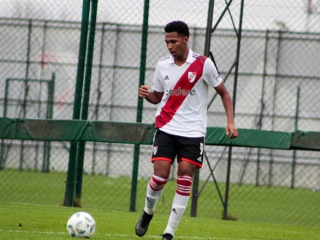 ¿Gallardo tiene los goles en la Reserva? El delantero nigeriano que debutó como titular y se convirtió en la goleada vs Gimnasia de Mendoza